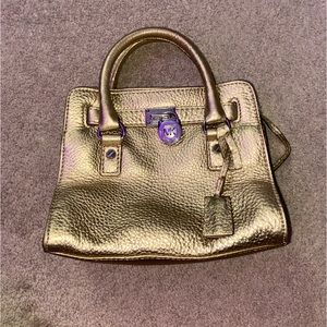 golden michael kors (crossbody bag)